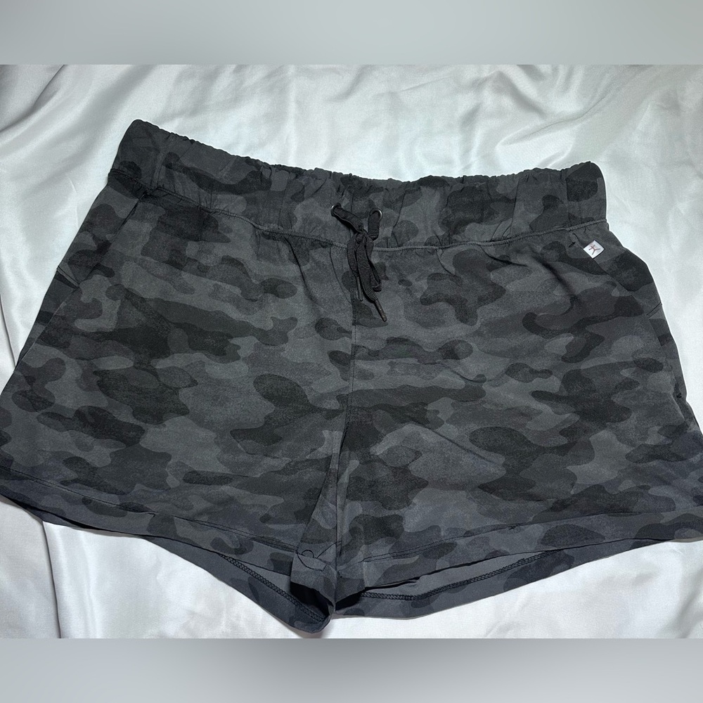 Dangling Camouflage Cuffed Hem Shorts